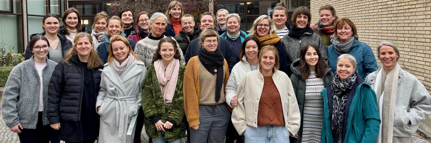 Das Gruppenbild zeigt viele Personen vor dem E-Gebäude der EHB.