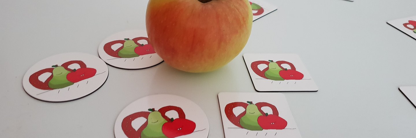 Rotgelber Apfel auf Motivkarten