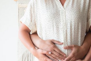 Schwangere Frau und ihr Partner